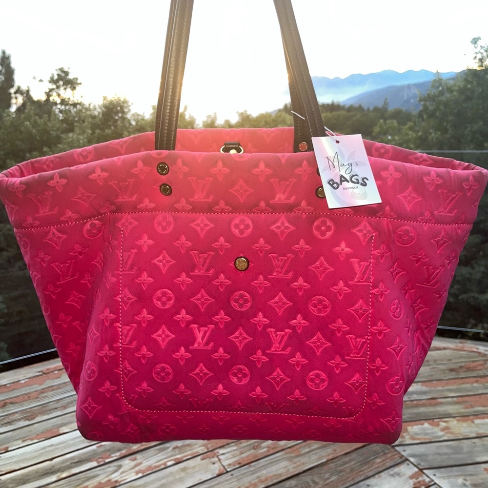Louis Vuitton: Limited Edition Neoprene Scuba LV Monogram MM Tote Bag (Fuchsia) - Picture 5 of 17